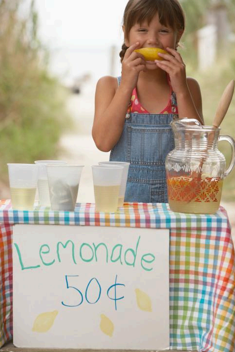 Niña vendiendo limonada